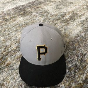Gray and black Pittsburgh Pirates New Era fitted hat. Good condition. Size 7 1/4
